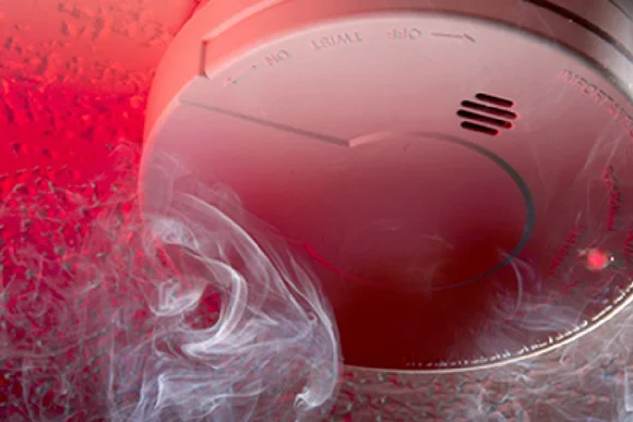 Rauchmelder leuchtet rot mit Rauch